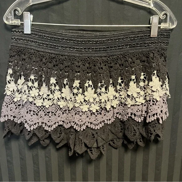 Tiered lace shorts - Picture 9 of 9